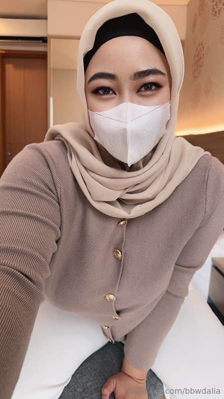 Muslim Milf Hijab Unbuttoning – OnlyFans Leaks ?