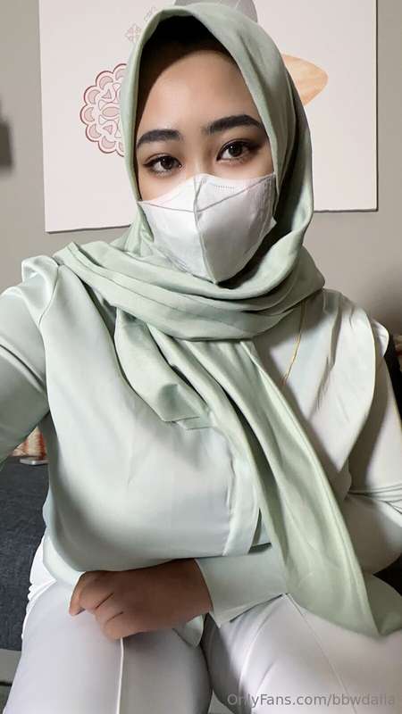 Muslim Milf Hijabi Tease – bbwdalia Exposes Her Alluring Beauty ?
