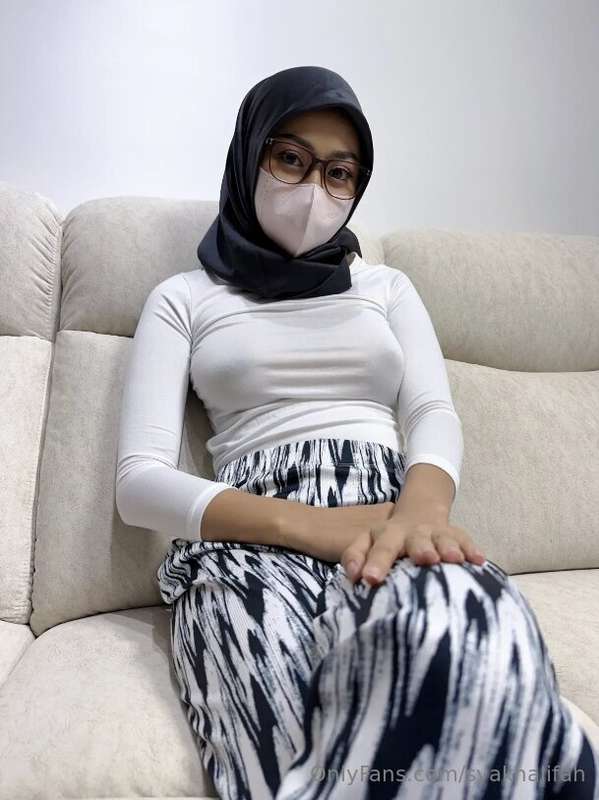 Syakhalifah: Muslim Hijabi Tease – OnlyFans Leaks & HD Images