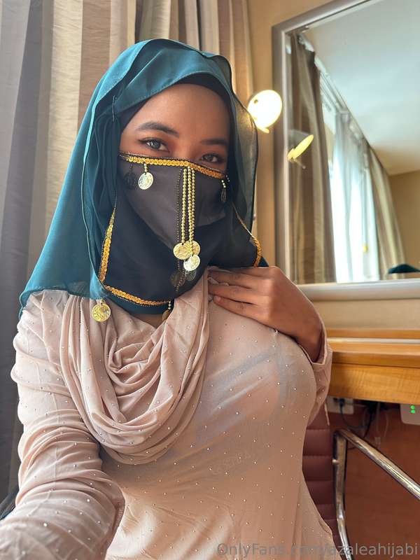 Azaleahijabi: Bed or Mirror? – Muslim Hijabi Leak Video