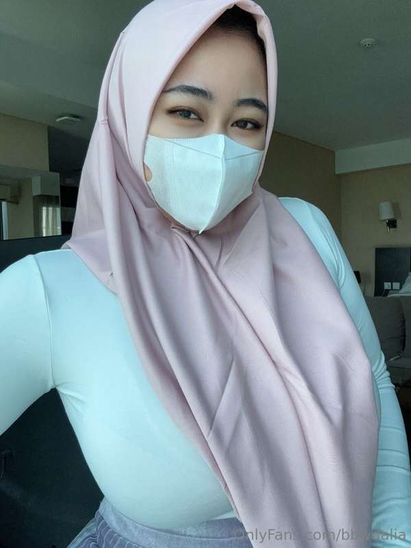 Muslim Milf Hijabi Unveiled in Intimate Encounter ?