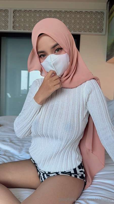 Azaleahijabi – Muslim Hijabi Bouncing Teases in Luxurious Bedroom