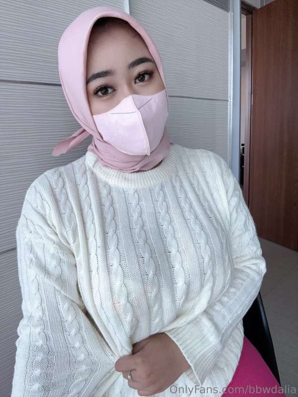 Muslim Milf Hijabi Leaks: Intimate Sweater Play with Stunning bbwdalia