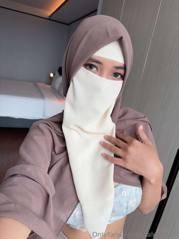 Authentic Muslim Milf Leaks on OnlyFans | Hijabi Girl Shows
