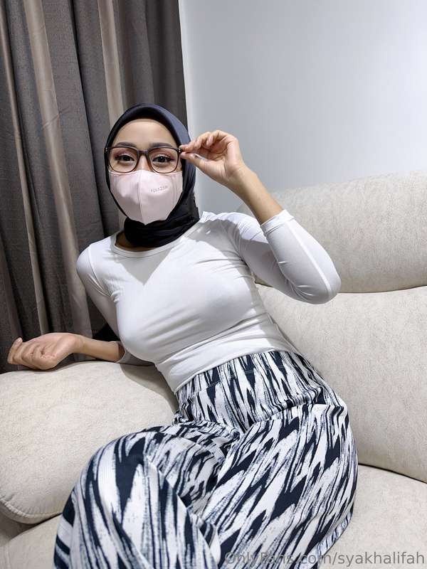 Muslim Milf Hijab Leak – Syakhalifah Eyes OnlyFans
