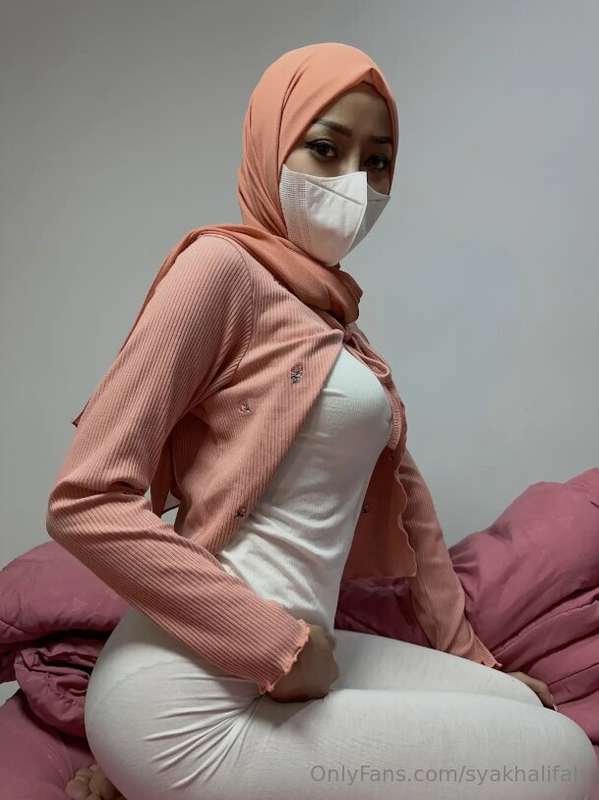 Syakhalifah: Stunning Hijabi Leak – Muslim Milf Pleasure