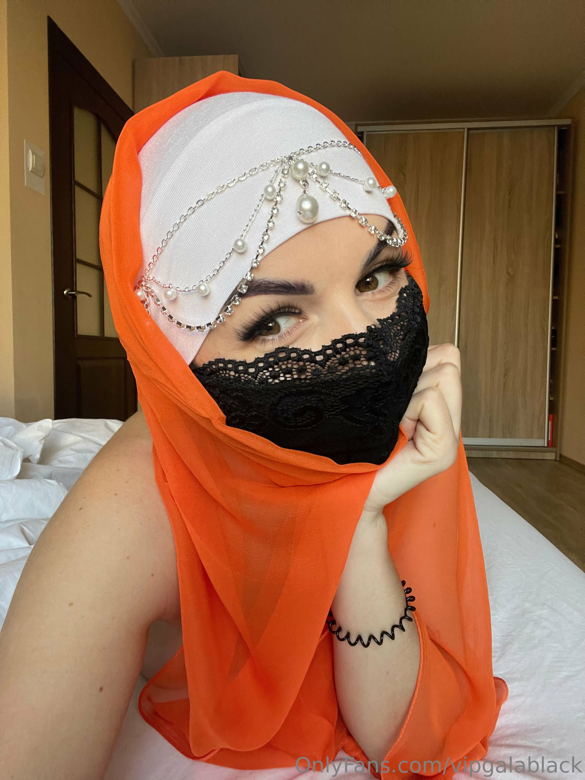 Muslim Milf Hijab Leak – Arab Hijabi in Black & Orange
