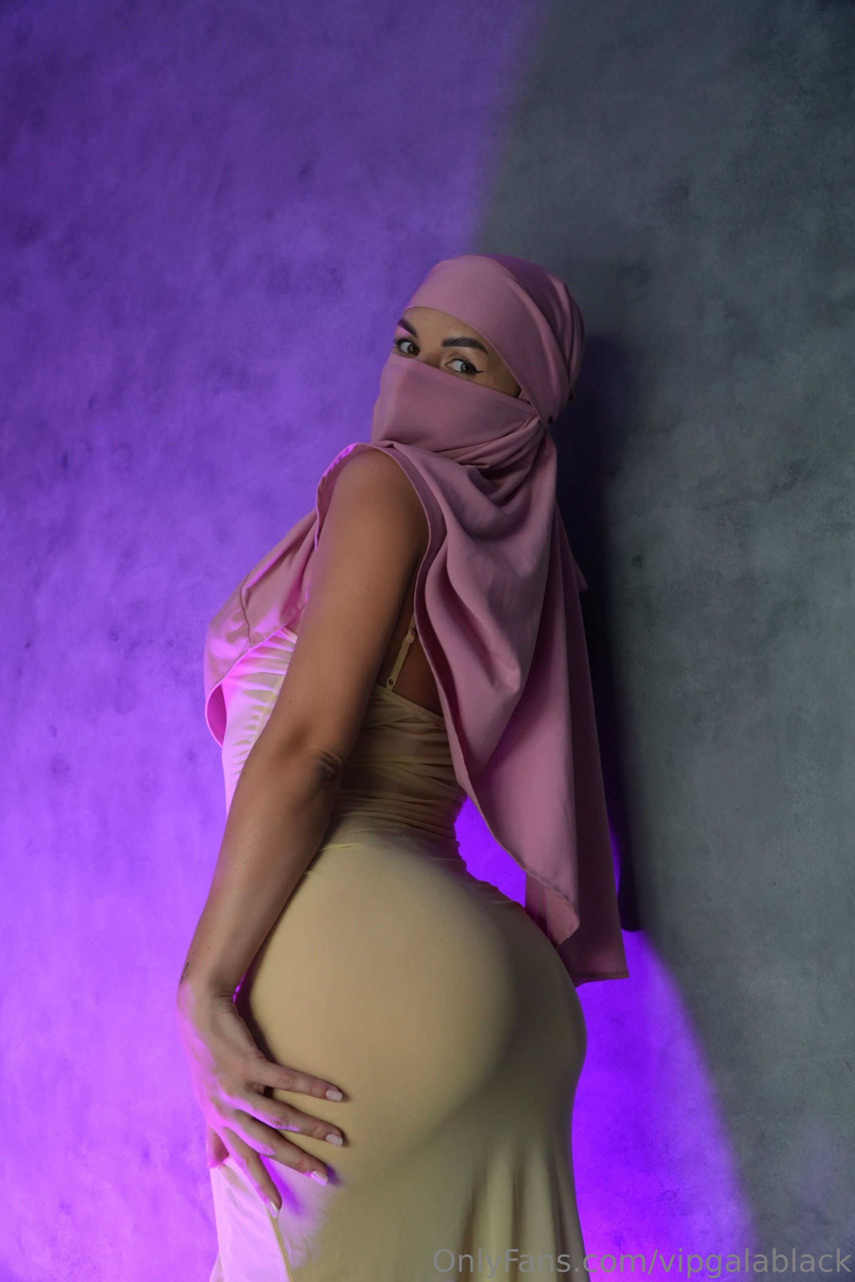 Hijabi Muslim Beauty Exposes Herself on OnlyFans