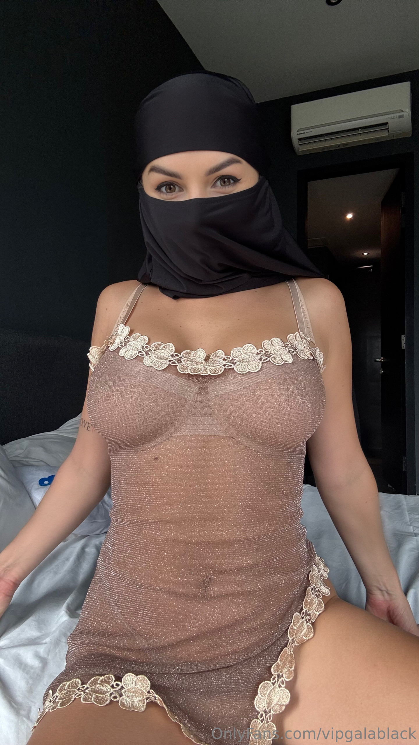 Muslim Milf Leaks: Hijabi Girl Reveals Her Desires – OnlyFans