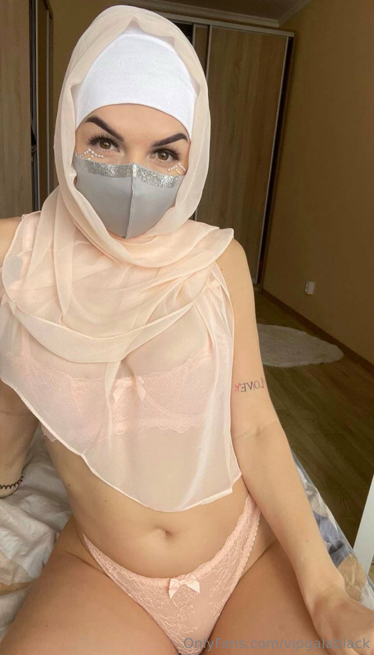 Muslim Milf Hijabi Glamour: Exclusive OnlyFans Leaks