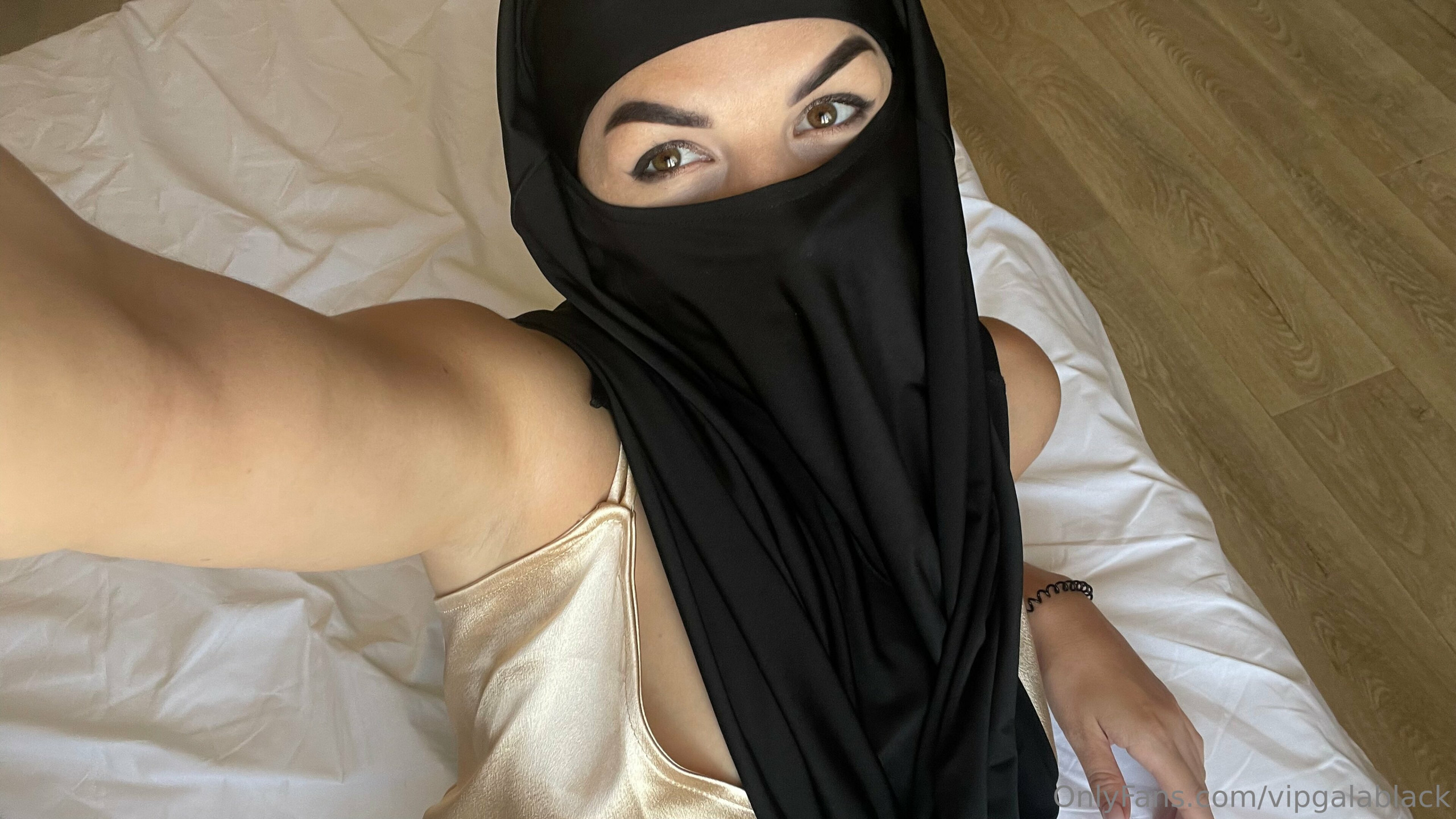 Muslim Milf Leaks OnlyFans: Hijabi Reveals – VIP Gala HD